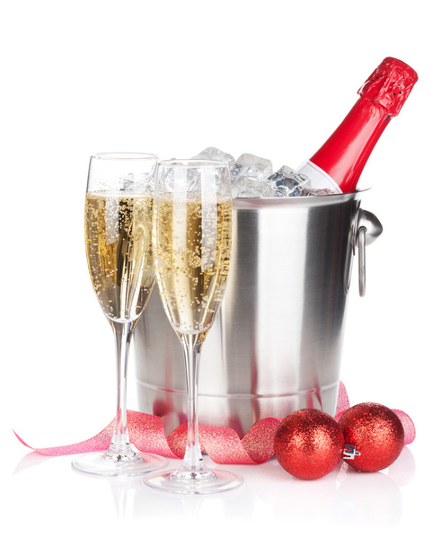 Champagne fles in ijs emmer, twee glazen - Foto, afbeelding