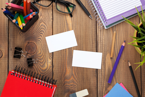 Mesa de oficina con bloc de notas, lápices de colores, suministros
 - Foto, imagen