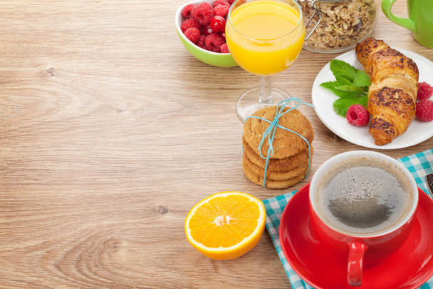 ミューズリー、ベリー、オレンジ ジュース、コーヒーと健康的な朝食と - 写真・画像