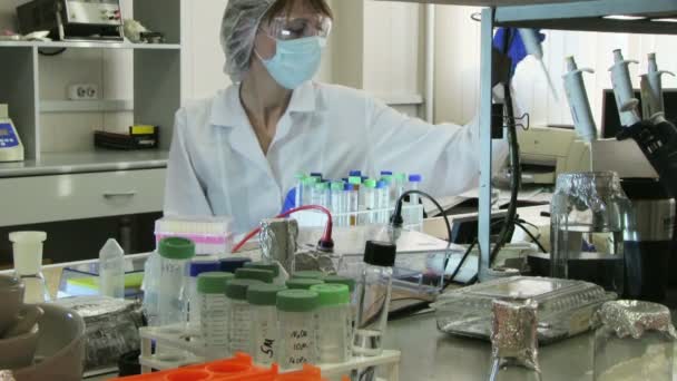 Krása ženy v moderní laboratorní - Záběry, video