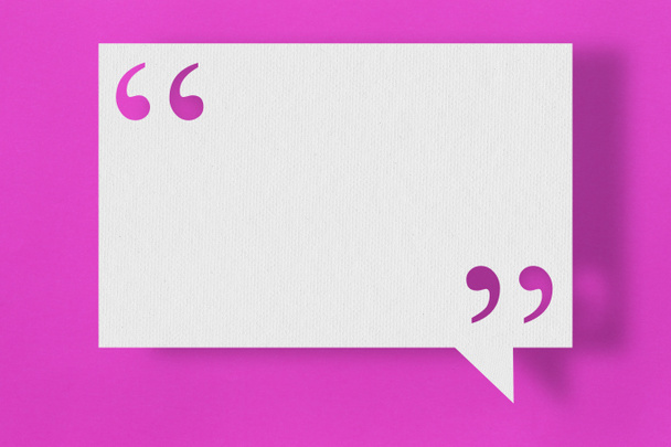 Пустая белая бумага, плавающая на фиолетовом или розовом бумажном фоне и имеющая кавычки для дизайна в вашей работе. - Фото, изображение