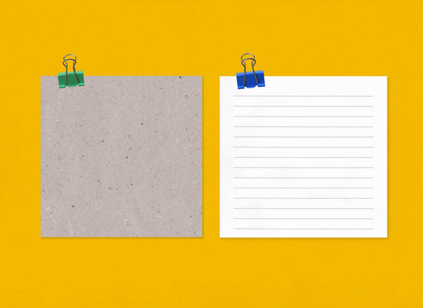 Leeg briefpapier met clip op gele art paper achtergrond en hebben kopieerruimte voor uw ontwerp. - Foto, afbeelding