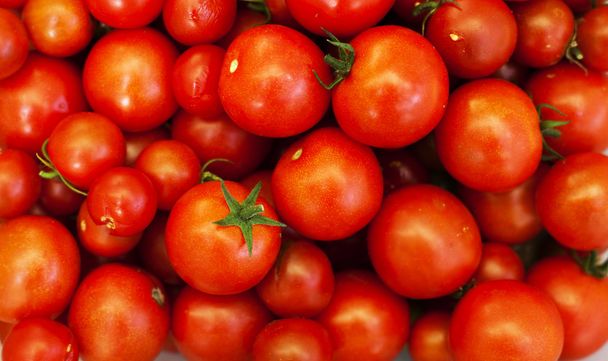 Kiraz domates ve fesleğen ahşap arka plan üzerinde  - Fotoğraf, Görsel