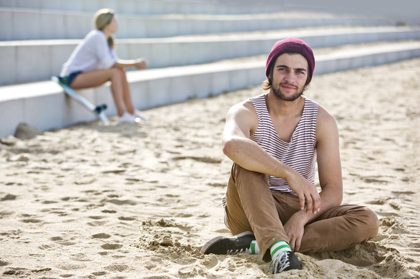 Guy sitting on beach - Φωτογραφία, εικόνα