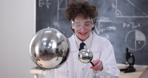 少年は電気、プラズマボール、バン・ド・グラーフ・ジェネレーターで物理実験を行います. - 映像、動画