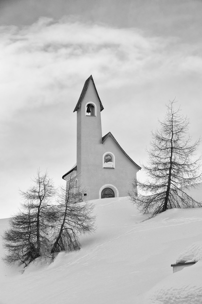 Kis hegyi templom hó háttérben téli idő - Fotó, kép