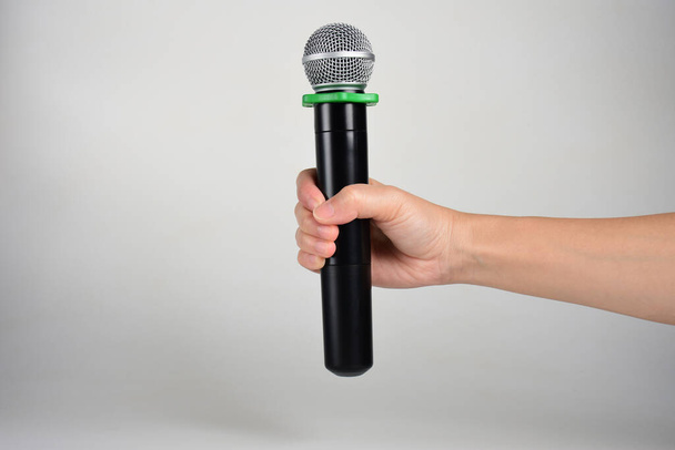 Kéz és mikrofon izolált fehér alapon  - Fotó, kép