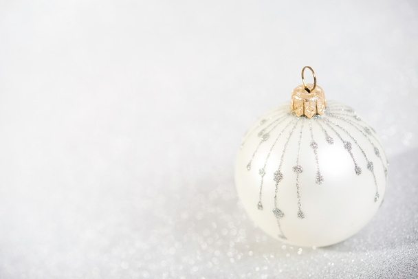 Праздничное винтажное рождественское украшение на абстрактном блеске фона
 - Фото, изображение