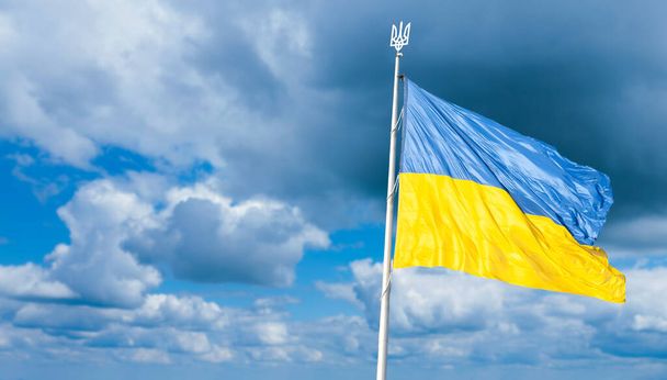 Bandera de Ucrania en el fondo del cielo azul
 - Foto, Imagen