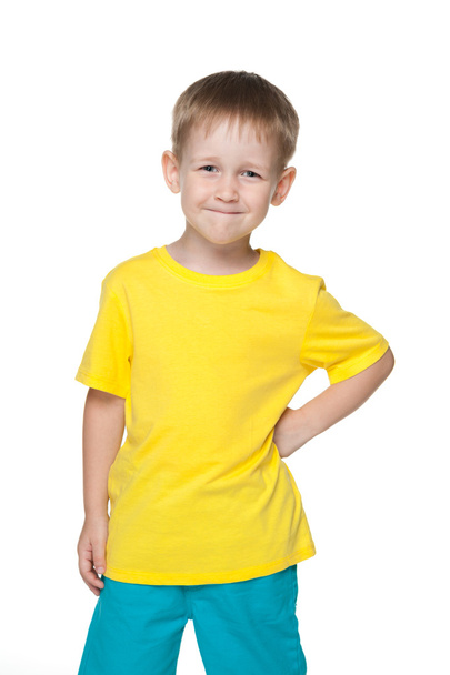 黄色のシャツの少年は笑みを浮かべて - 写真・画像
