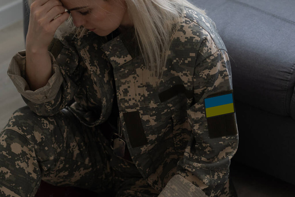 smutna wojskowa Ukrainka w mundurze - Zdjęcie, obraz