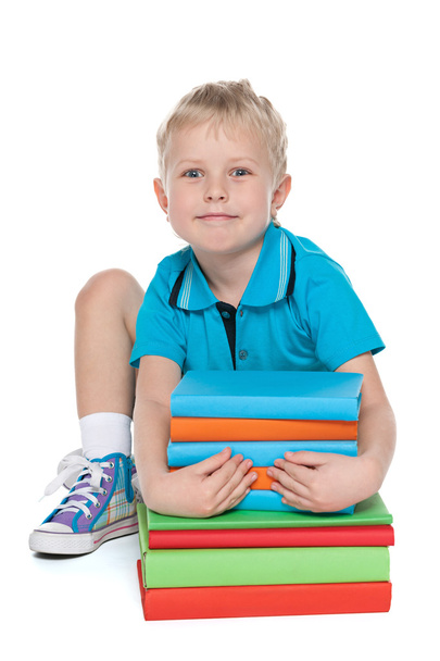 Розумний милий маленький хлопчик з книгами
 - Фото, зображення