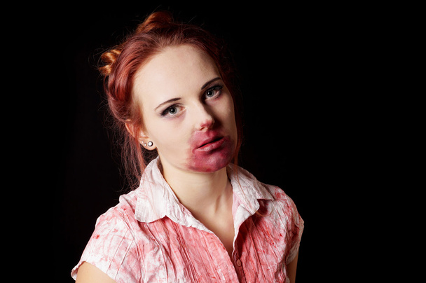 θηλυκό ζόμπι με αιματηρή στόμα και μπλούζα - Φωτογραφία, εικόνα