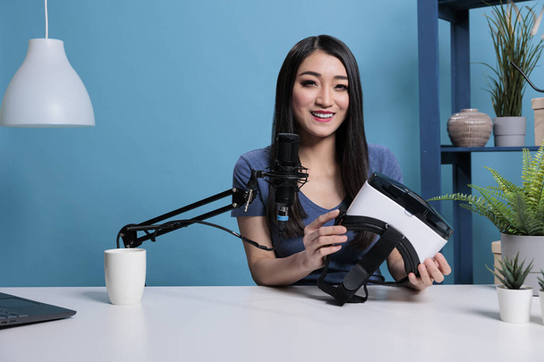 Azji vlogger twórca kobieta trzyma rytualne gogle rzeczywistość - Zdjęcie, obraz