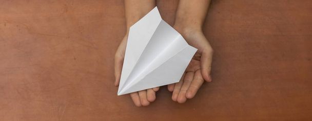 Childs Dream. Childs beyaz kağıt uçak fırlatıyor. - Fotoğraf, Görsel