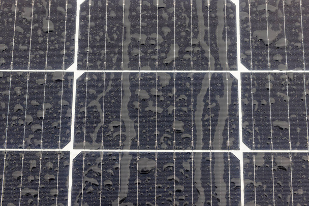 梅雨時の太陽光発電パネル。細胞ガラス上の水の雨滴 - 写真・画像