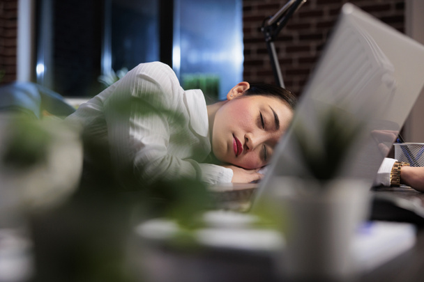 Gerente ejecutivo cansado con síndrome de burnout durmiendo en el trabajo debido a la fatiga extrema. - Foto, Imagen