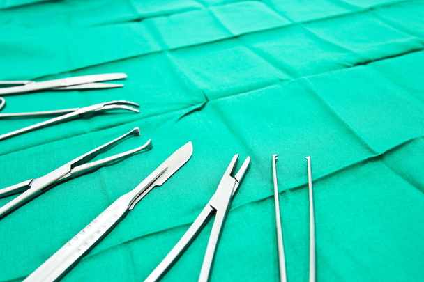 Strumenti chirurgici sul tavolo operatorio in sala operatoria
 - Foto, immagini