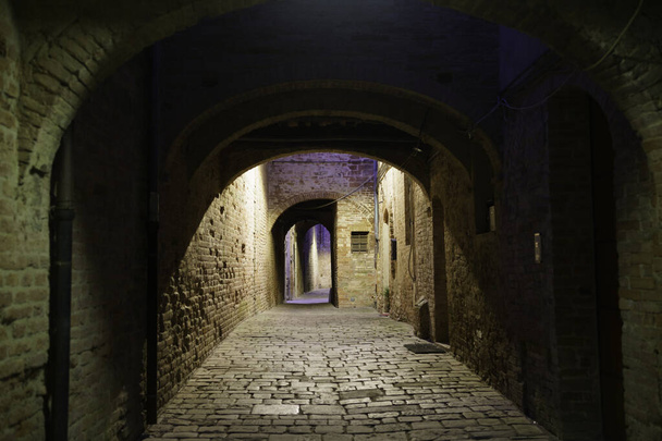 Buonconvento, ciudad medieval en la provincia de Siena, Toscana, Italia, por la noche - Foto, imagen
