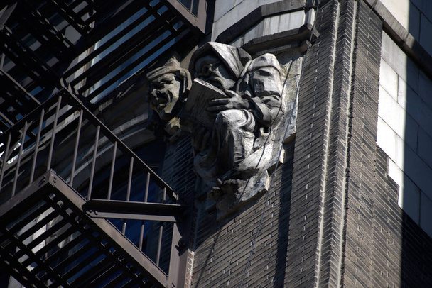the statue of the building in the city of london - Fotoğraf, Görsel