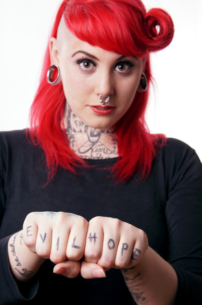 Жінка з татуюваннями та пірсингом
 - Фото, зображення