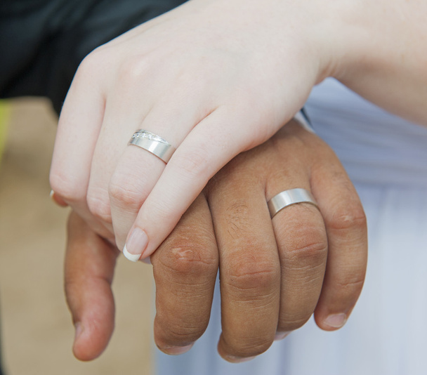 Bride et marié mains avec anneaux
 - Photo, image