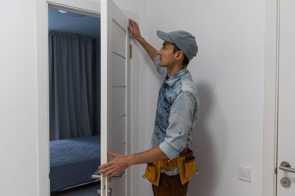 Handyman Installation et réparation automatique de fermeture de porte. Entretien et service - Photo, image