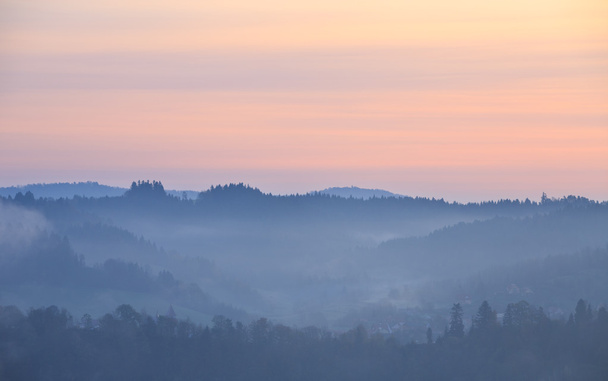 Montagnes Bieszczady dans la brume à l'aube
 - Photo, image