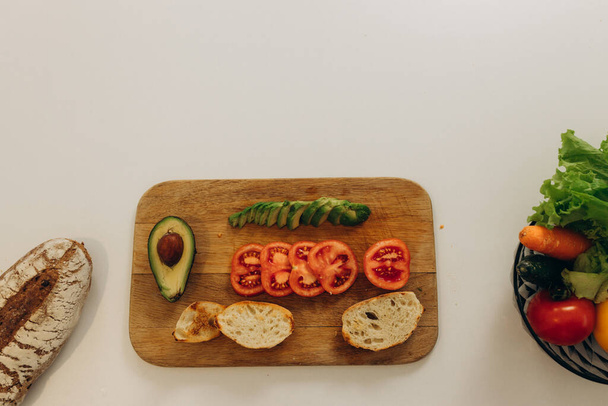 toast met avocado in de keuken Kookontbijt - Foto, afbeelding