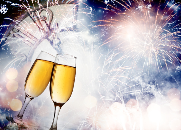 Очки с шампанским против праздничных огней
 - Фото, изображение