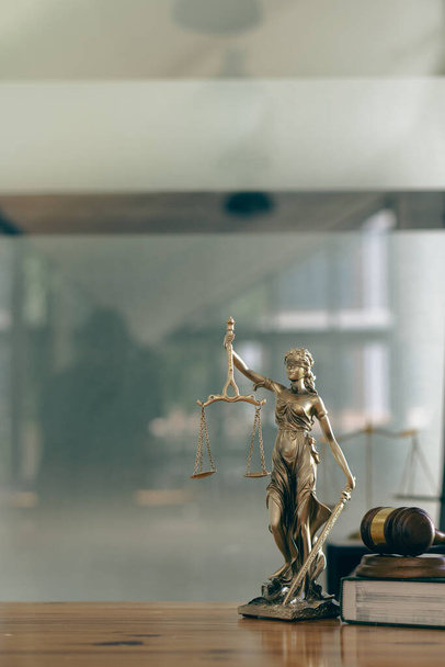 bohyně nespravedlnosti a kladiva soudce kladivo symbol koncept stupnice práva - Fotografie, Obrázek