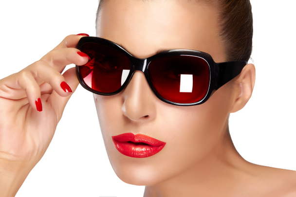 Hermosa modelo en gafas de sol de moda negra. Maquillaje brillante y M
 - Foto, imagen