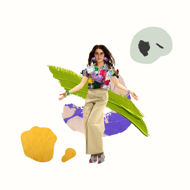Hedendaagse kunst collage. Jonge stijlvolle vrouw draagt heldere doek met vuilniselementen om het belang van milieuzorg te benadrukken - Foto, afbeelding
