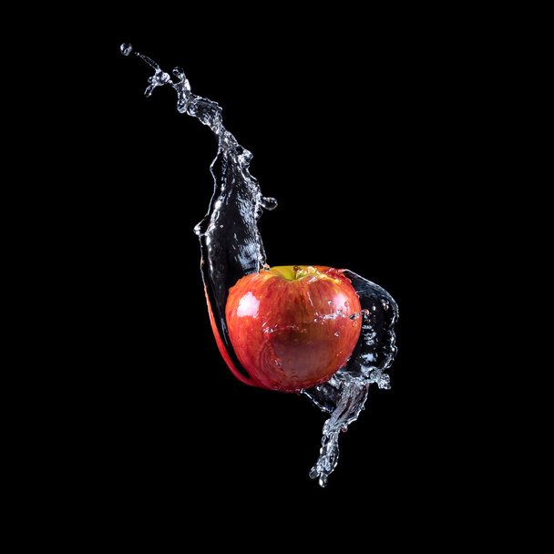Red apple splashing into water - Fotoğraf, Görsel