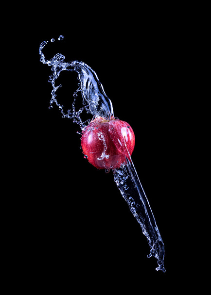 Red apple splashing into water - Φωτογραφία, εικόνα