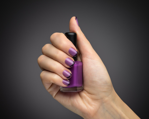 Beautiful manicure and polish is a violet color. - Foto, Imagen