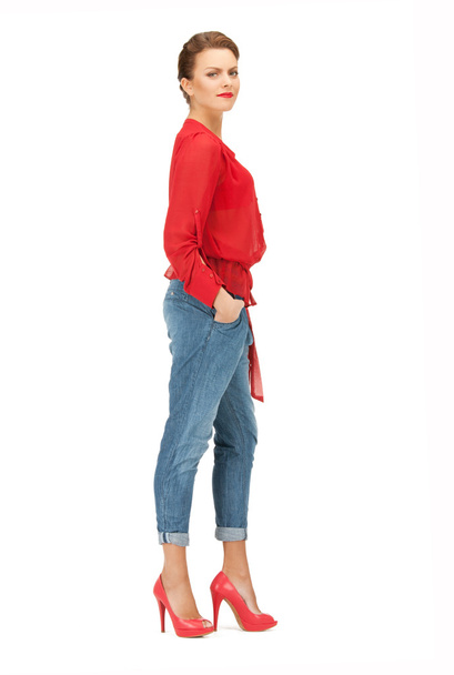 Прекрасна жінка в червоній блузці і джинсах
 - Фото, зображення