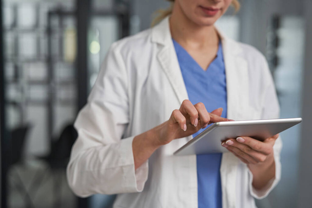 診療所でデジタルタブレットを使う白人女性医師  - 写真・画像