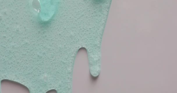 Blue cream tekutý gel sérum tekoucí dolů na šedou texturu, make-up a kosmetické zázemí, péče o pleť nebo vlasový výrobek - Záběry, video