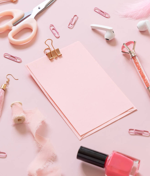 Papel con clip y accesorios de la escuela Pink en rosa pastel, primer plano, maqueta de libro de texto. Trabajo femenino con tijeras, lápices, bolígrafo, clips, pendientes y reloj. Regreso al concepto escolar - Foto, Imagen