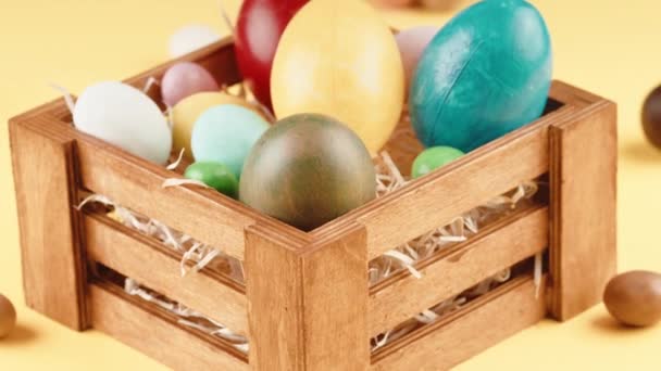 Cesta de Huevos de Pascua que gira con un fondo amarillo - Metraje, vídeo