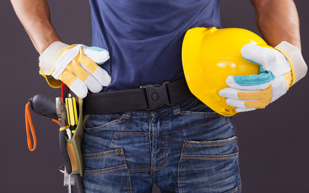 Εργαζόμενος με toolbelt και κράνος - Φωτογραφία, εικόνα