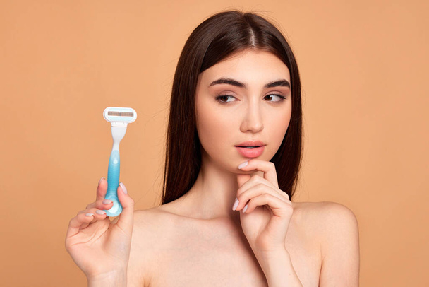 attractive girl holding in hand razor shaver blade i - Photo, image