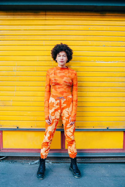 Stílusos afro fekete fiatal nő pózol szabadban divatos hűvös hozzáállás - Fotó, kép