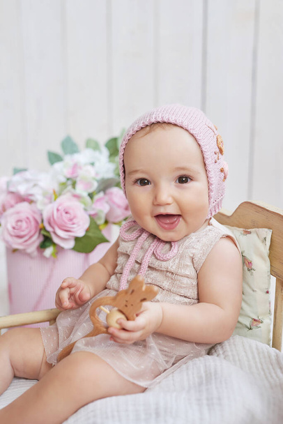 Bambina in cappello con giocattoli in legno. Cartolina Festa della Mamma e Pasqua. Giornata per la protezione dei bambini. Giornata Mondiale della Felicità. Bambino sorridente - Foto, immagini