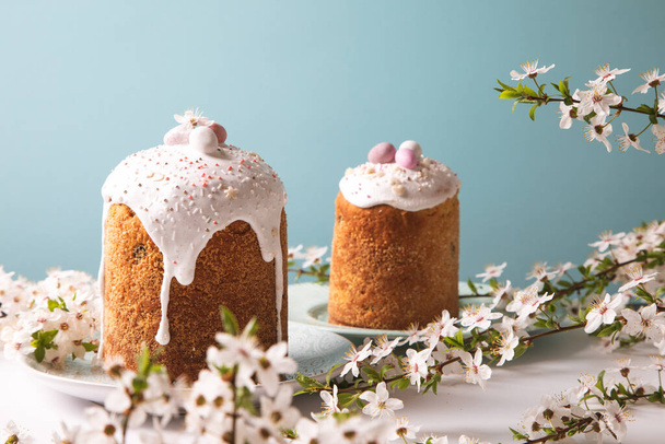 Húsvéti torta glace cukormázzal és dekorációval. Képeslap húsvéti kenyérrel. Keresztény hagyományok. Másold a helyet. Fehér háttér - Fotó, kép