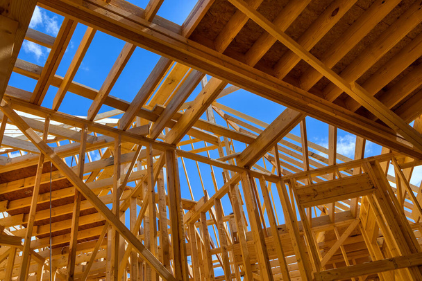 Placa de madeira nova estrutura quadro montado no local de construção a partir de materiais naturais teto do chão - Foto, Imagem