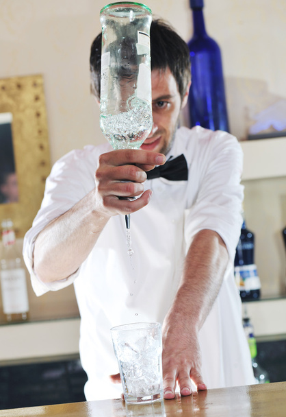 Pro barman prepare coctail drink on party - Foto, Imagen