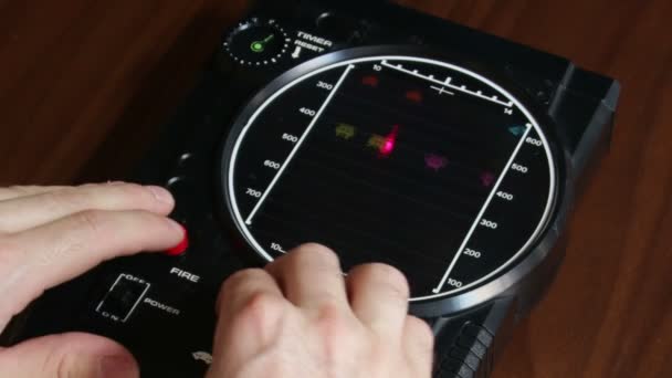 Space Invaders spielen Retro-Konsole - Filmmaterial, Video