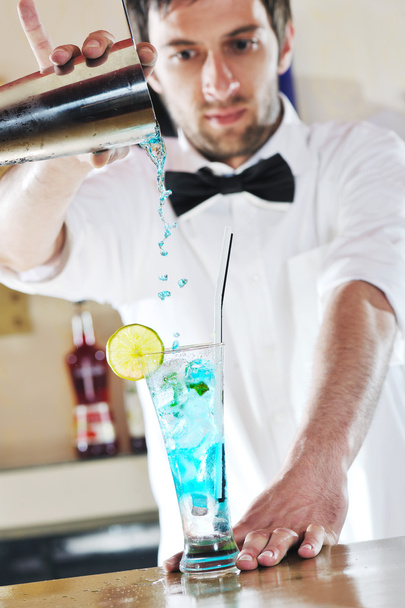 Pro barman prepare coctail drink on party - Фото, изображение